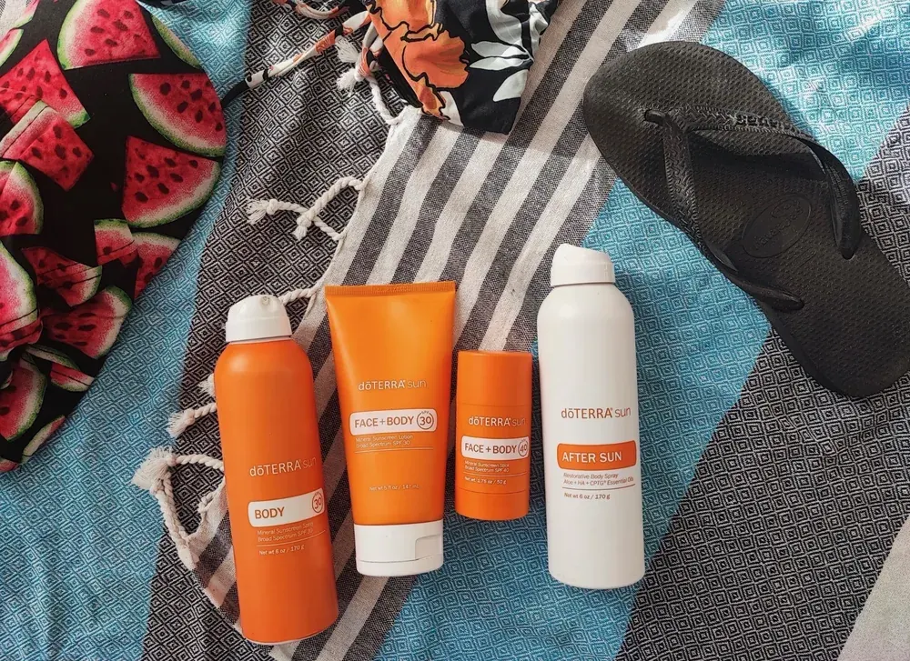 Ambiance estivale sur la côte landaise : serviette de plage et trousse bien-être au soleil