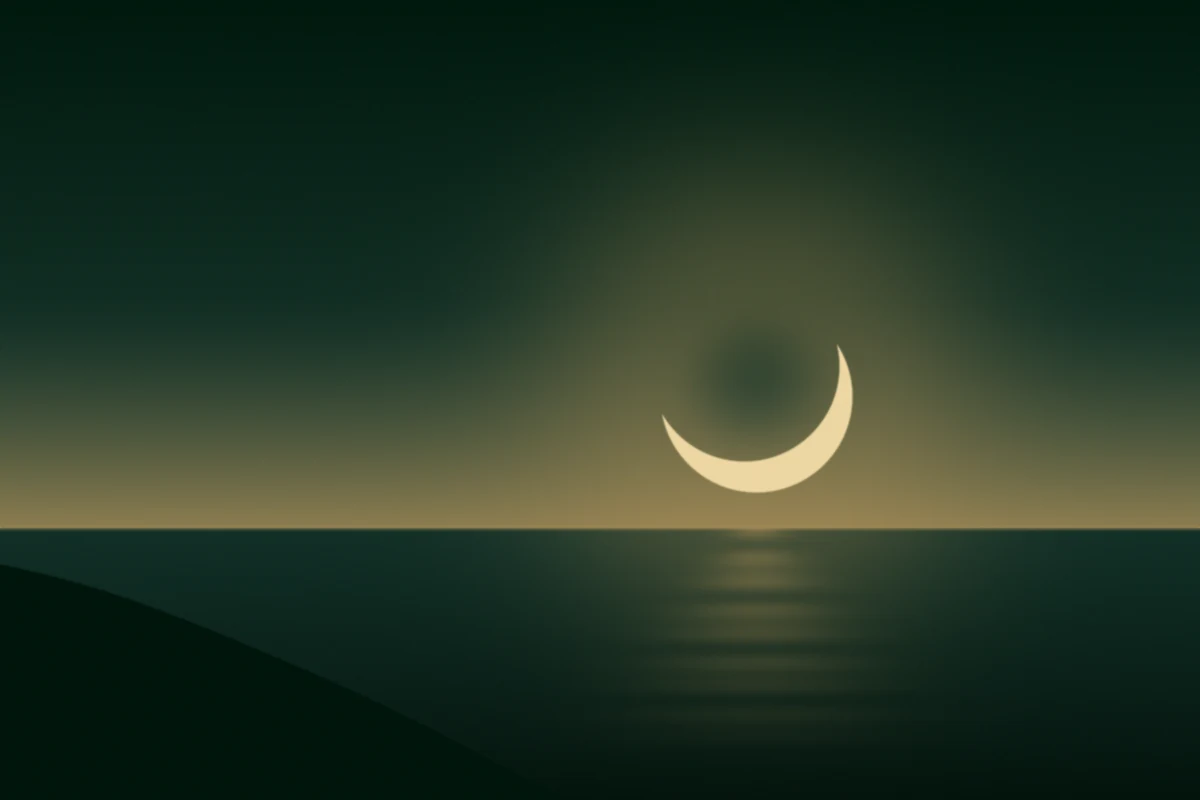 Croissant de soleil éclipsé bas sur l'horizon, au-dessus de l'océan et d'une dune landaise
