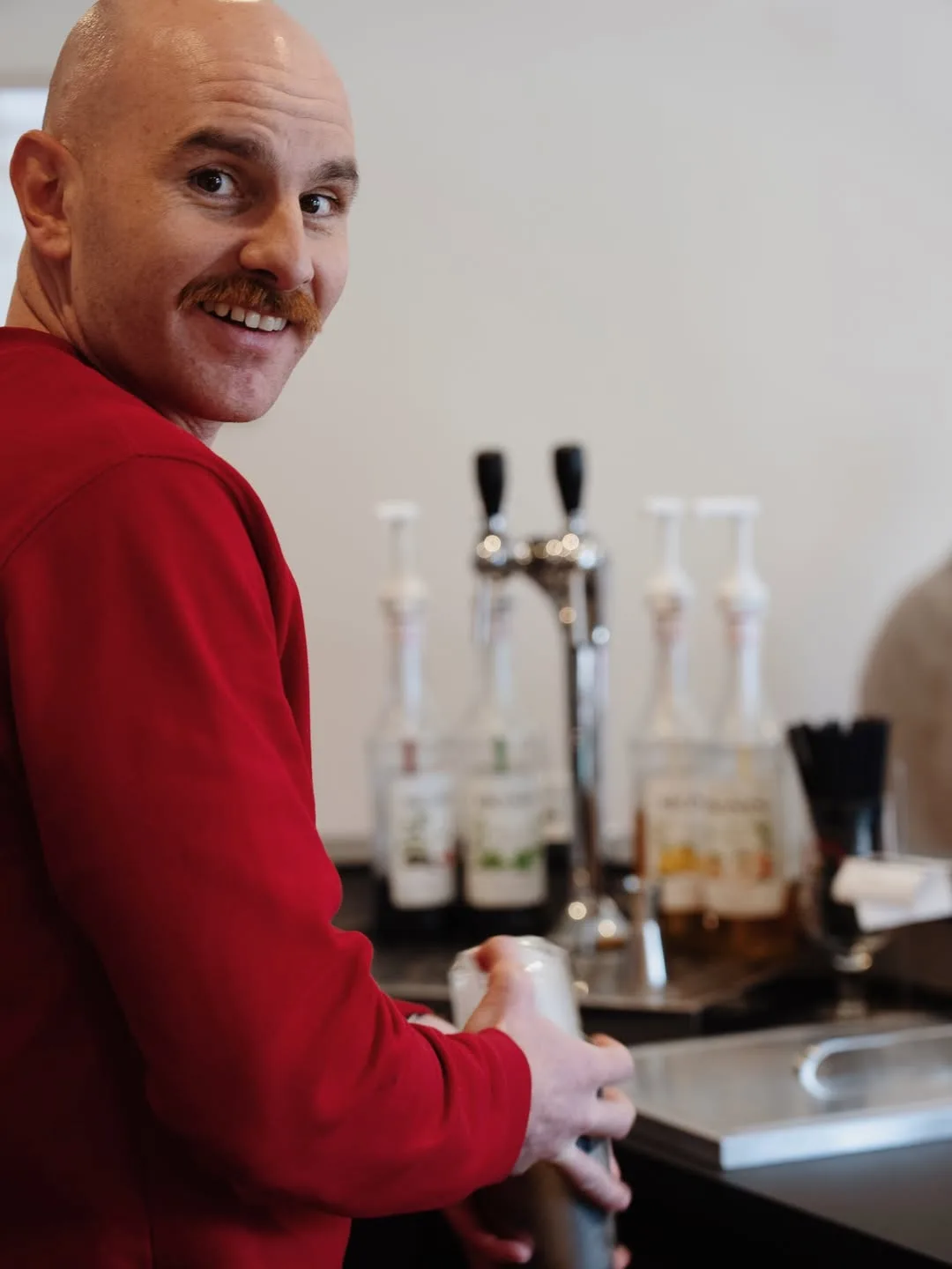 Andréa, le gérant du Café Sospeso, derrière son comptoir